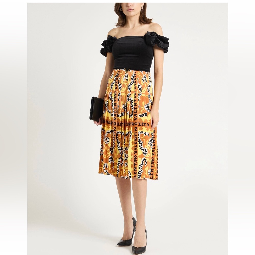 Valentino Garavani
Bandana-Print Pleated Crepe De Chine Midi Skirt Size 46 us 10